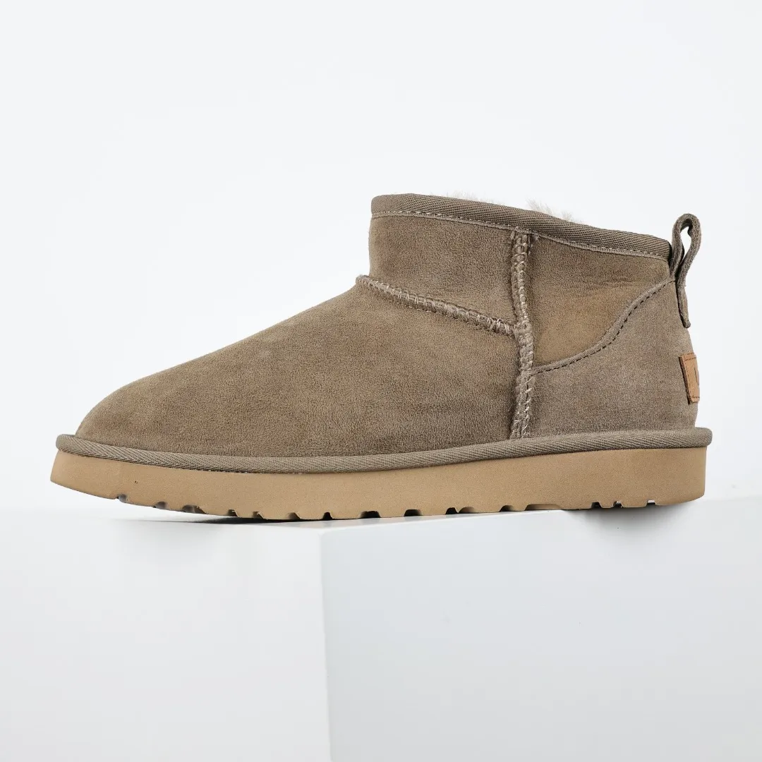Pick up locally 💰520 Core recommendation Good price It is a very suitable choice for home furnishings. In the new year, uug launched a series of styles, which are partial to the preferences of young consumers and have also moved to the forefront of fashion trends. Shoe body material: water-repellent coated suede upper, 17mm UGGPURE™ implantable wool insole, lightweight non-slip and comfortable rubber outsole, with brand LOGO and trademark. Comes with a full set of packaging. Size: 35 36 37 38 39 40 41 42 43 44